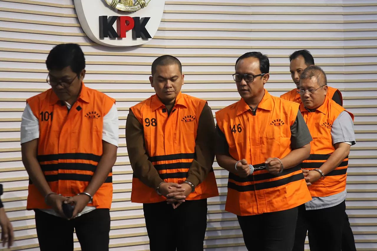 KPK Tahan Lima Tersangka...