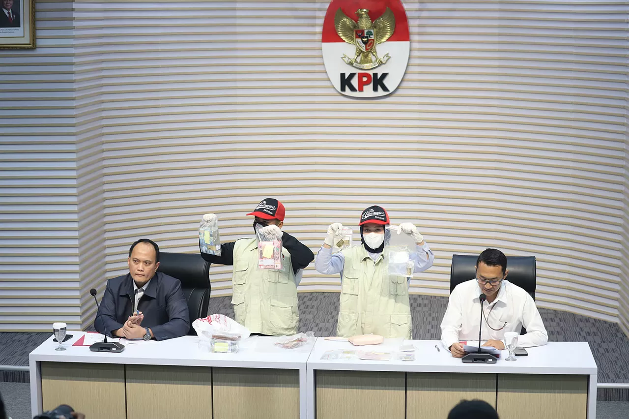 KPK Pamerkan Barang...