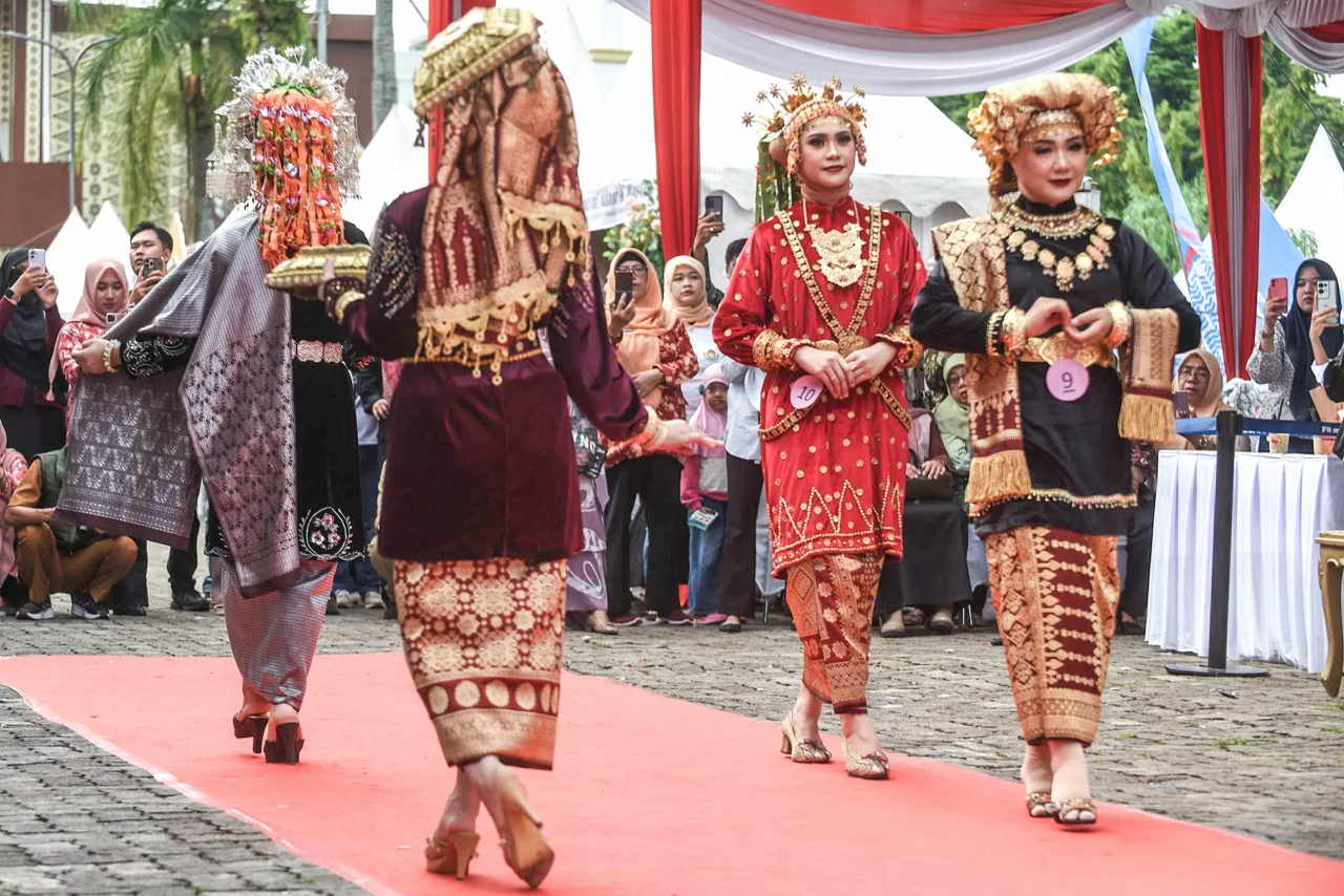 Keanekaragaman Busana...