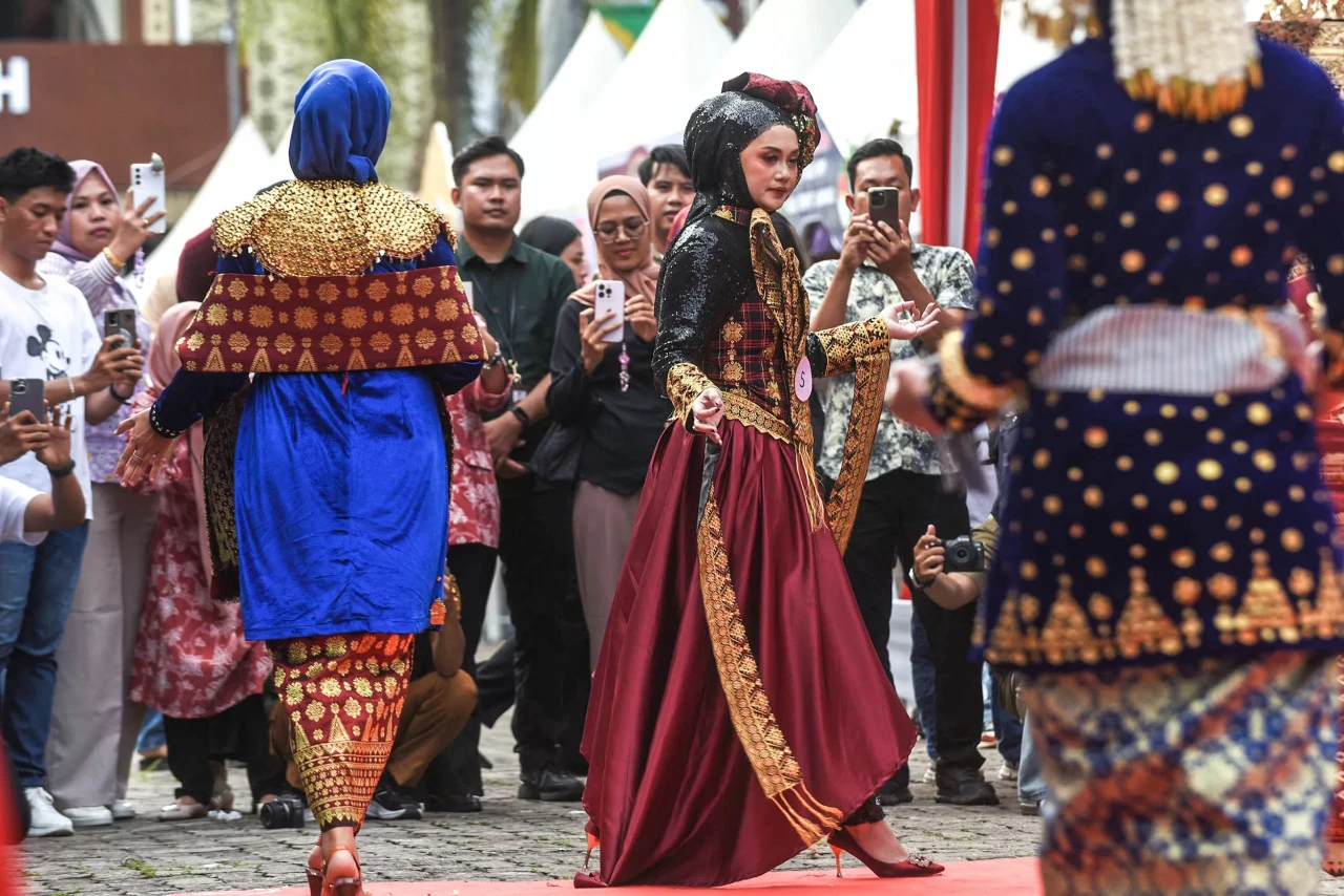 Keanekaragaman Busana...