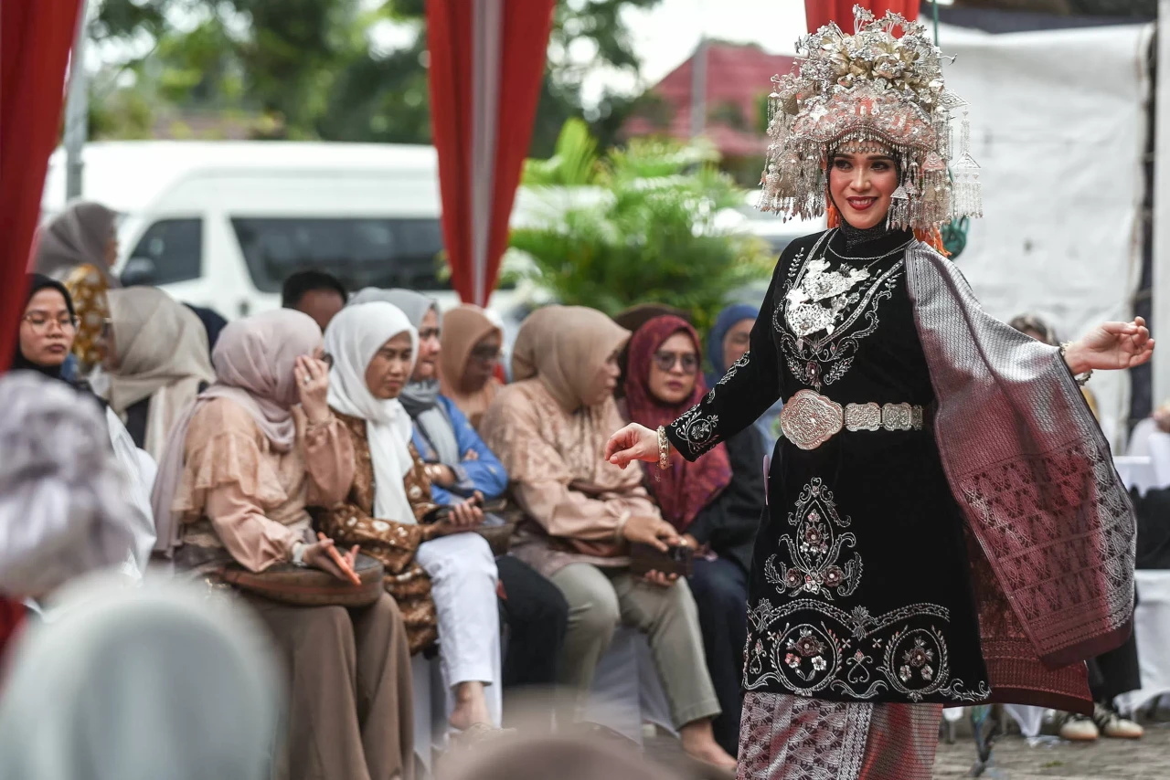 Keanekaragaman Busana...