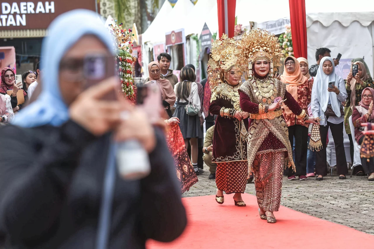 Keanekaragaman Busana...