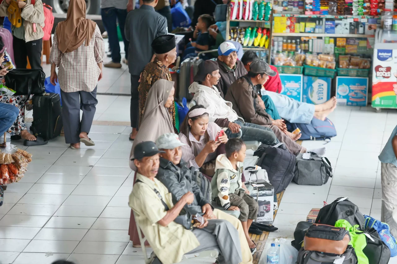 Arus Penumpang di Terminal...