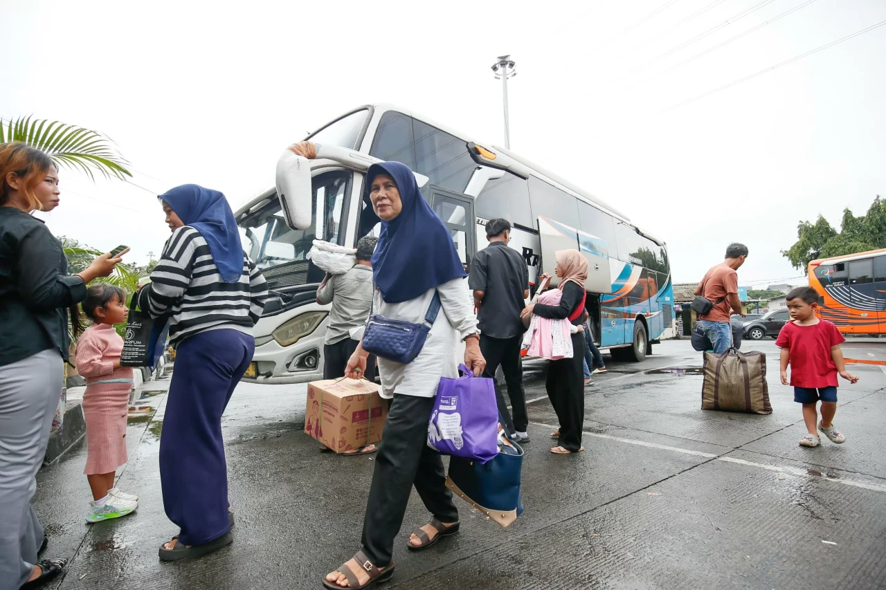 Arus Penumpang di Terminal...