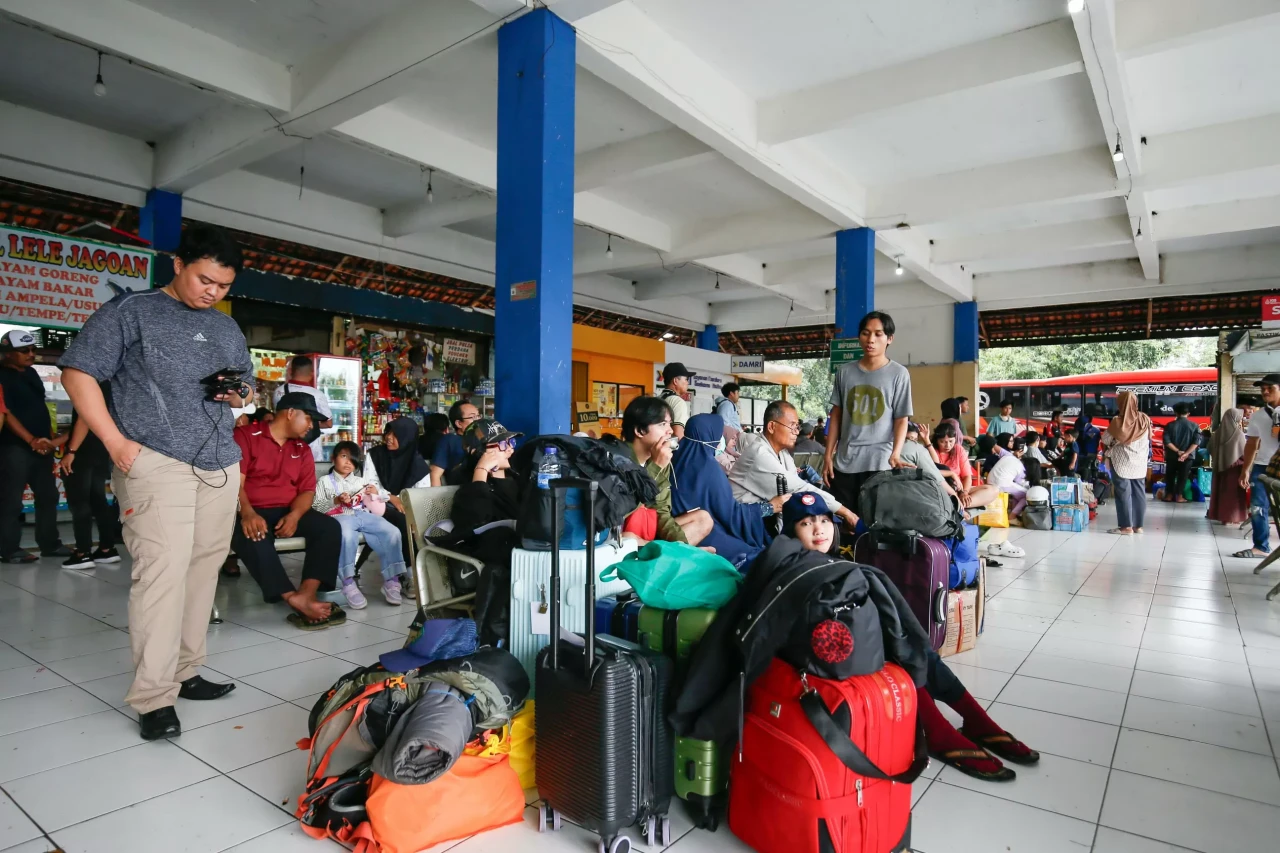 Arus Penumpang di Terminal...