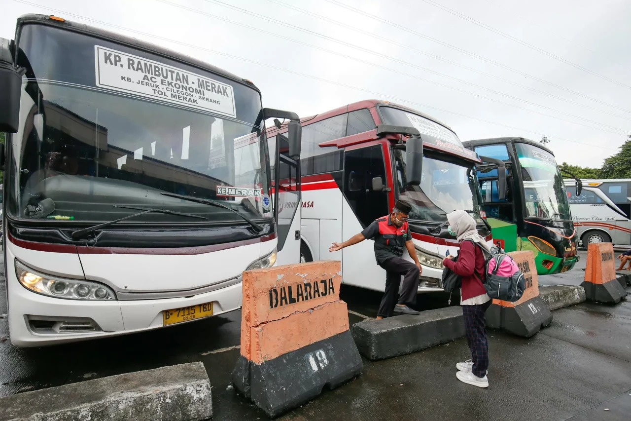 Arus Penumpang di Terminal...