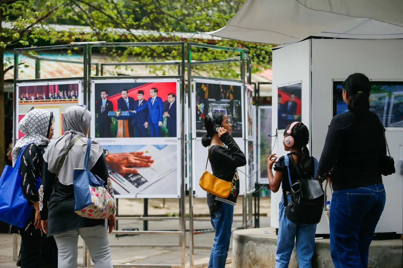 Melihat Pameran Karya...