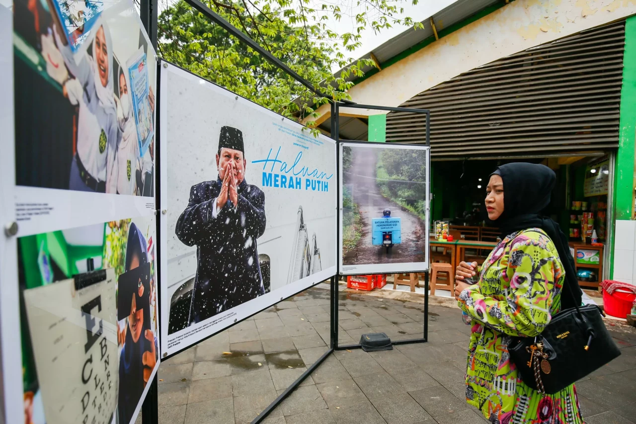 Melihat Pameran Karya...