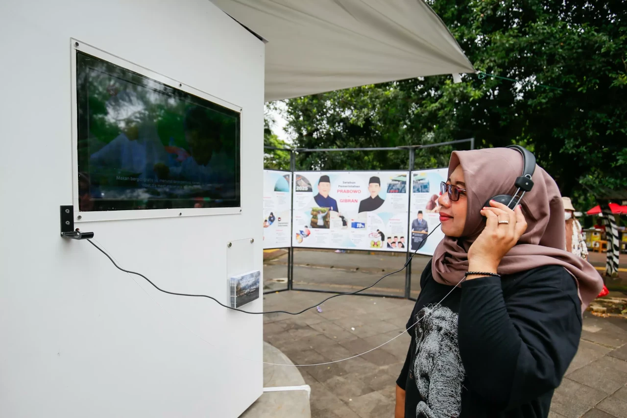 Melihat Pameran Karya...