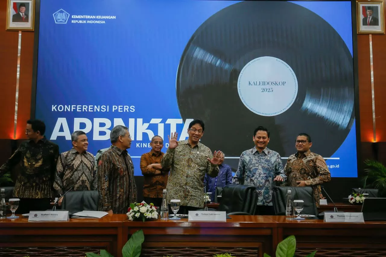 Defisit APBN 2025 Tembus...