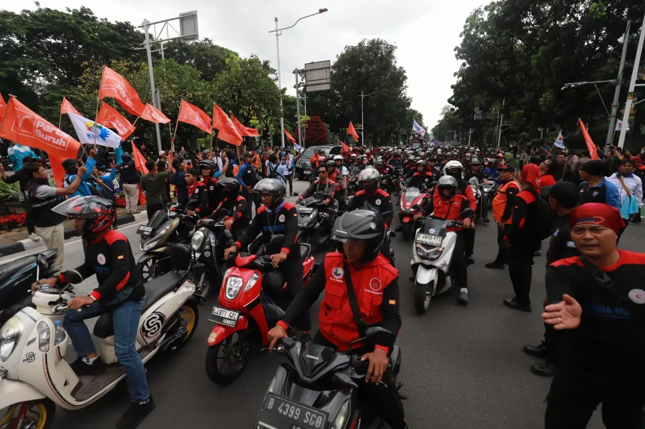 Ratusan Buruh Konvoi...