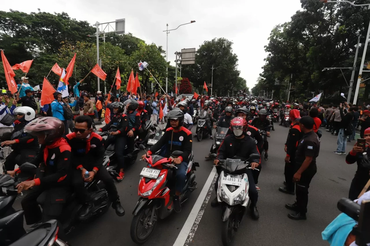 Ratusan Buruh Konvoi...