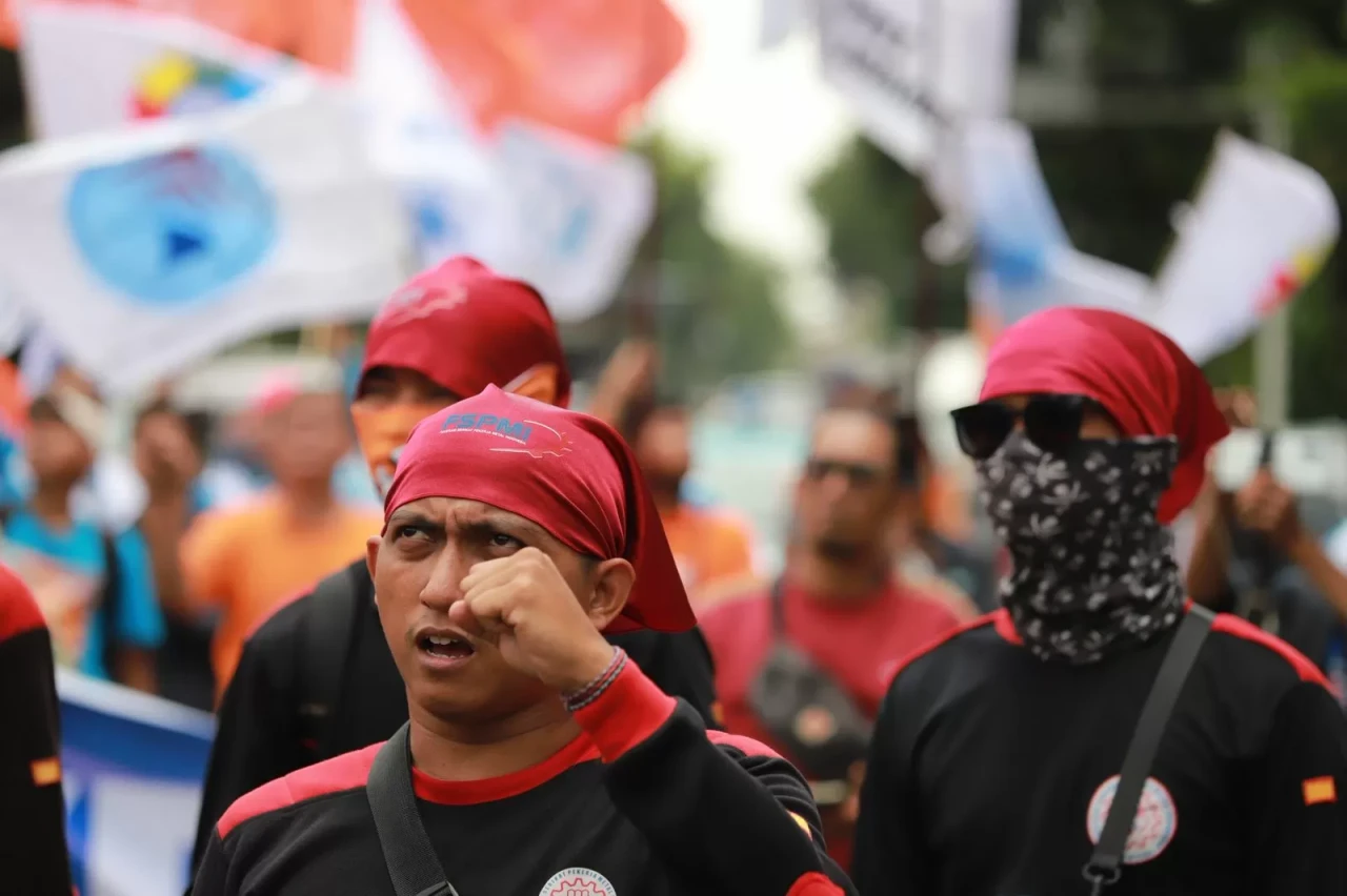 Ratusan Buruh Konvoi...