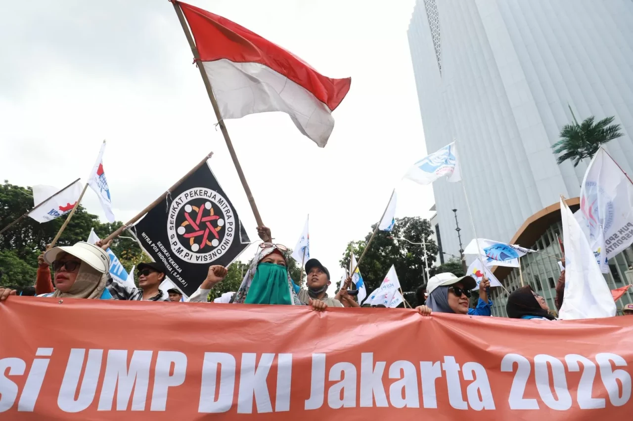 Ratusan Buruh Konvoi...