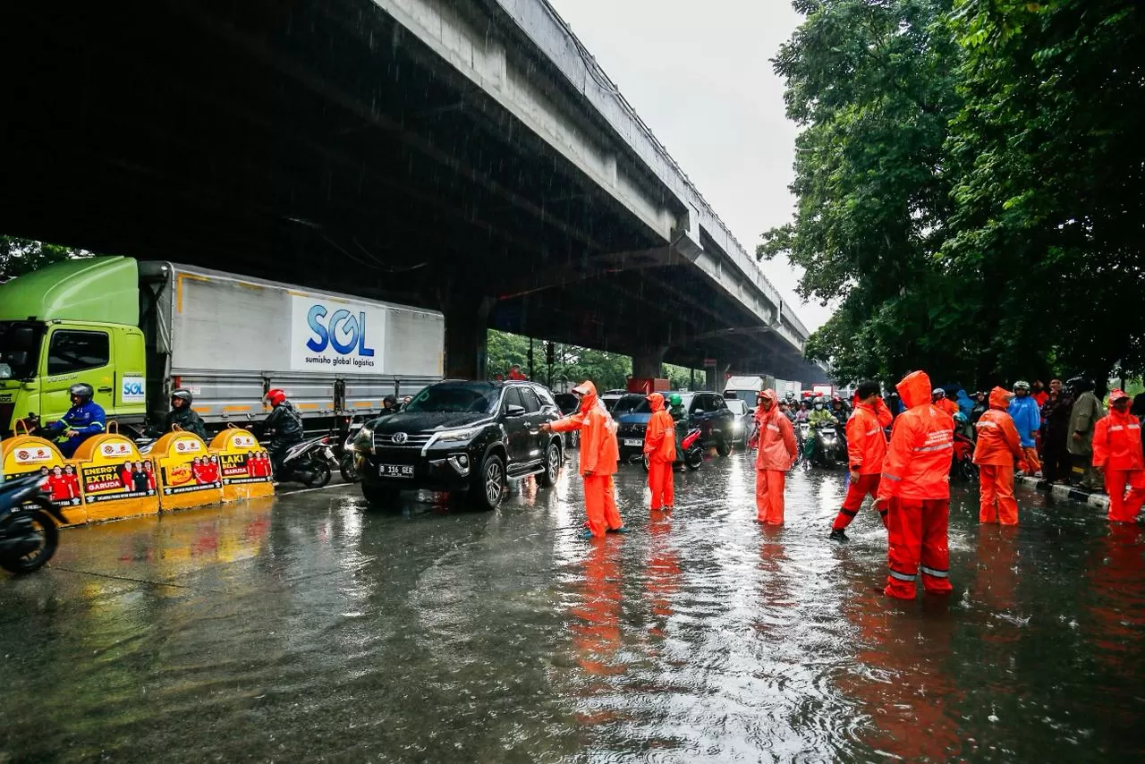 Hujan dan Banjir, Jalan...