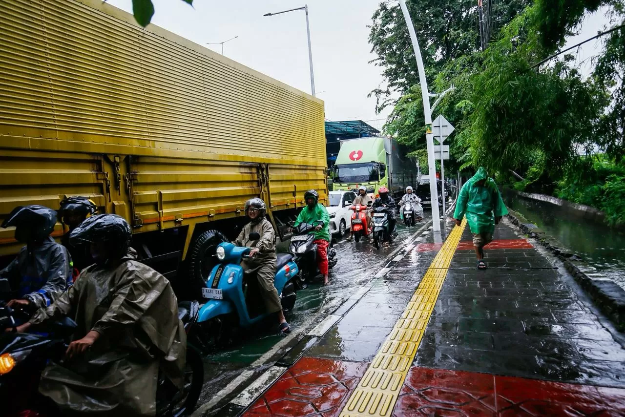 Hujan dan Banjir, Jalan...