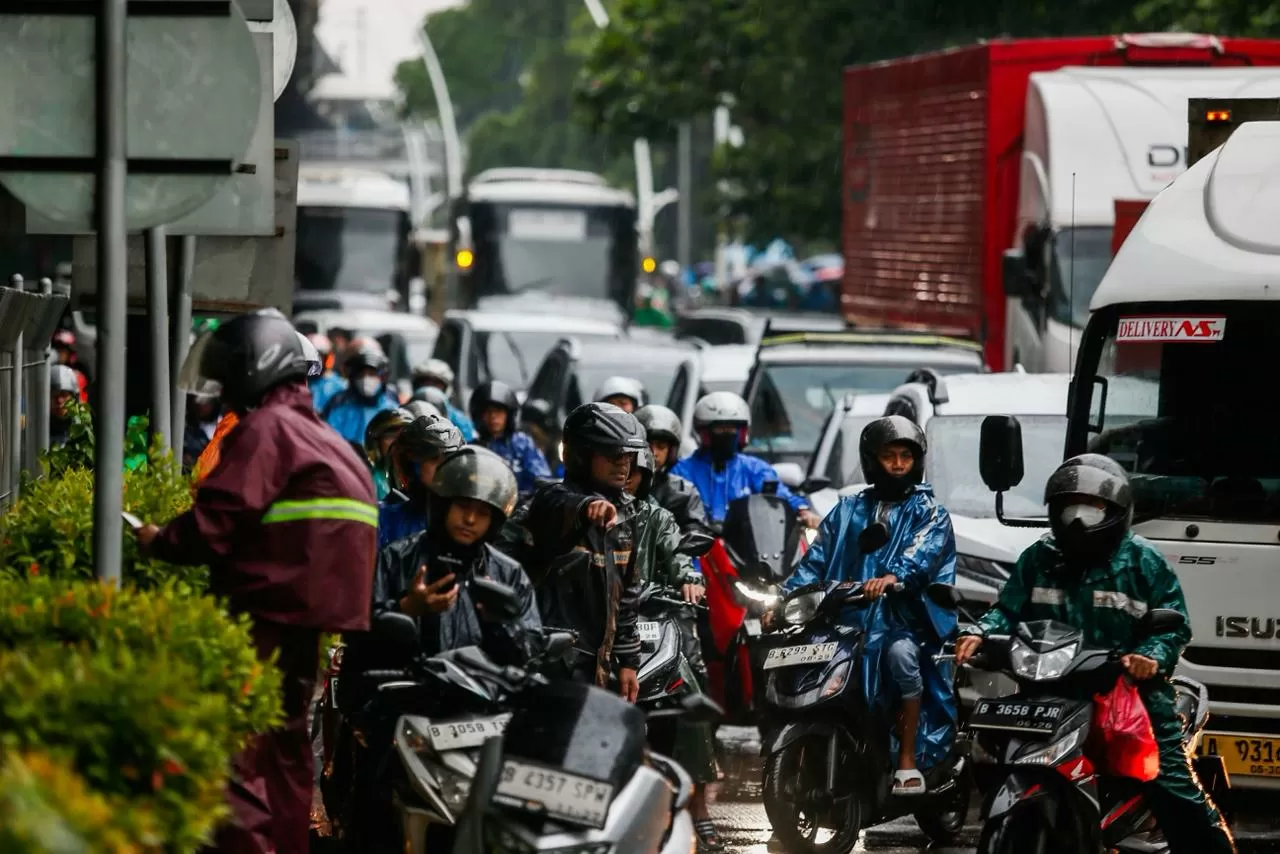 Hujan dan Banjir, Jalan...
