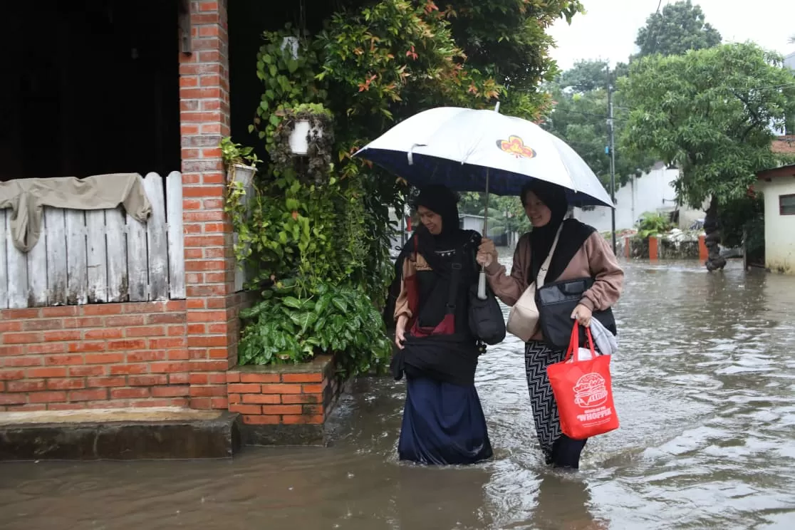 Warga Bertahan di Tengah...