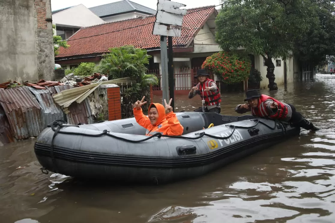 Warga Bertahan di Tengah...