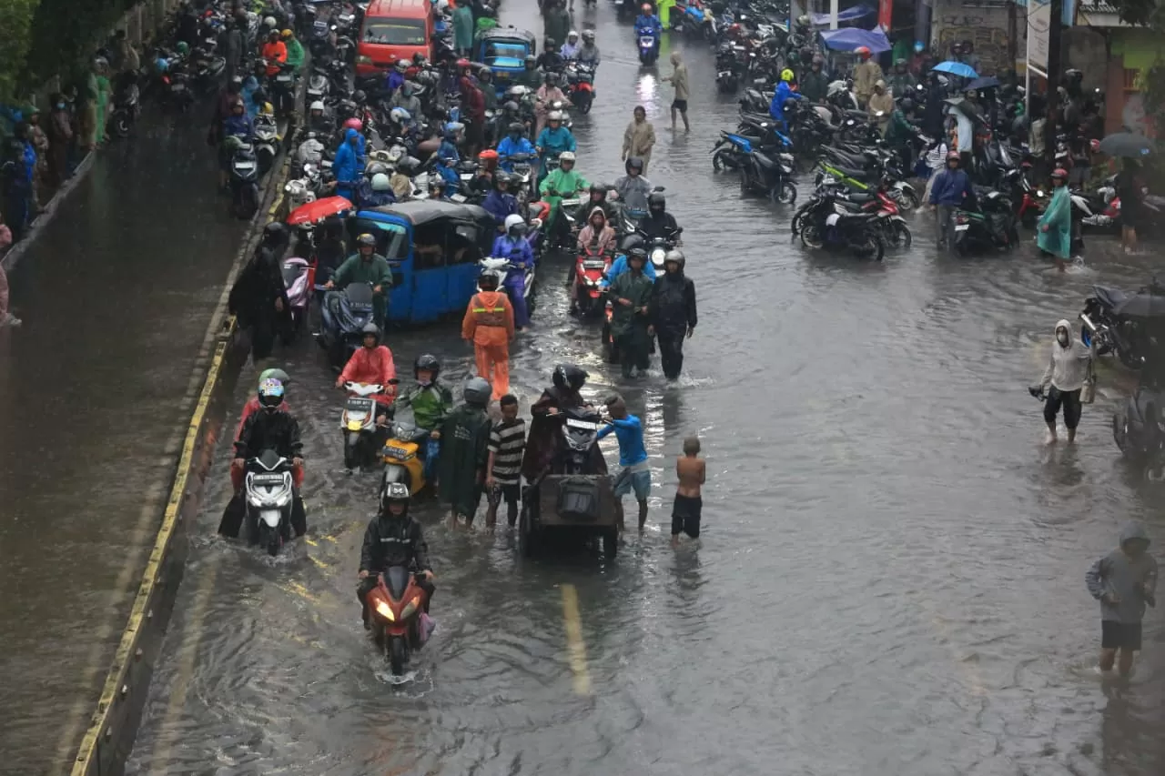 Banjir Genangi Jembatan...