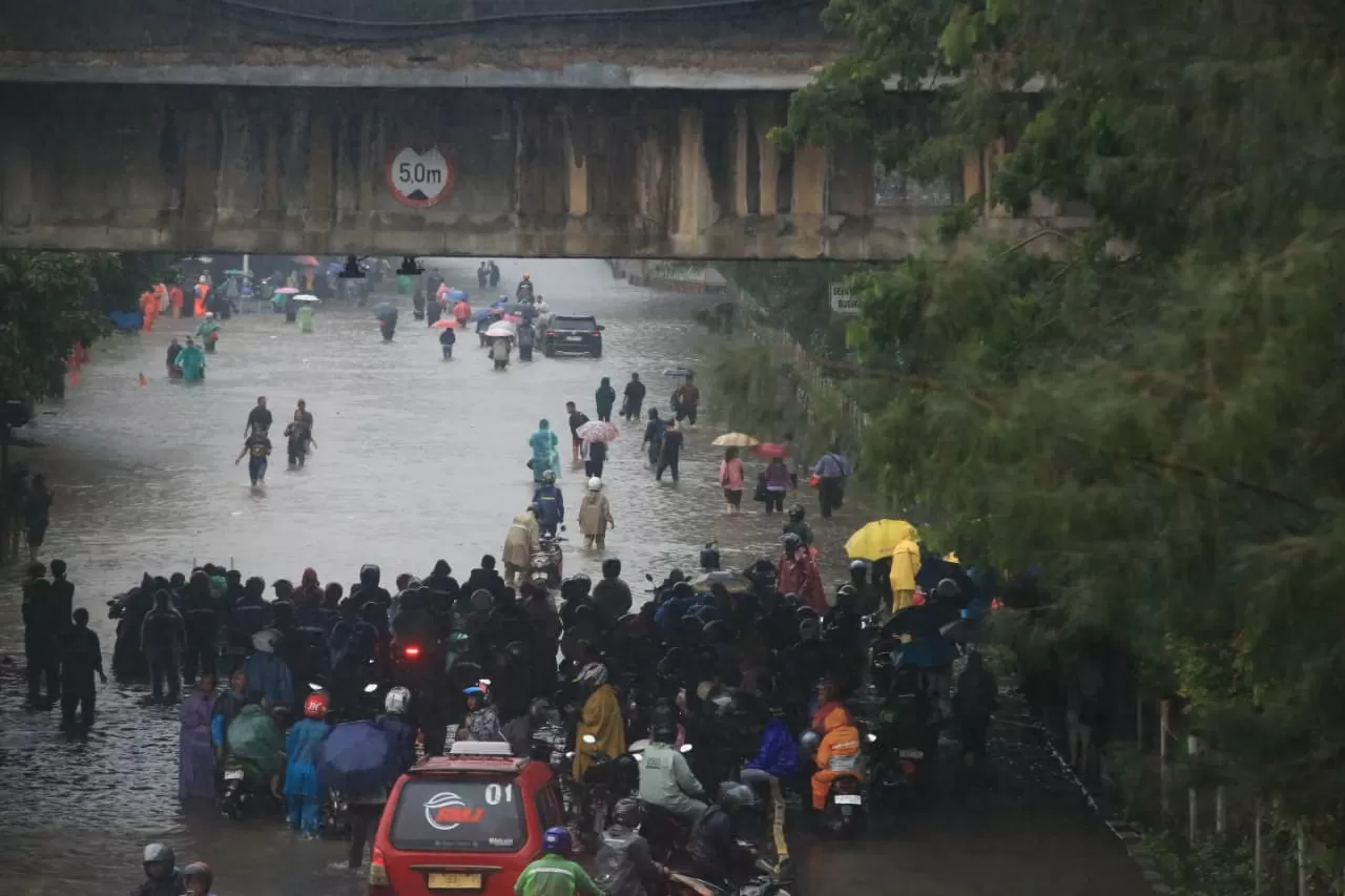 Banjir Genangi Jembatan...