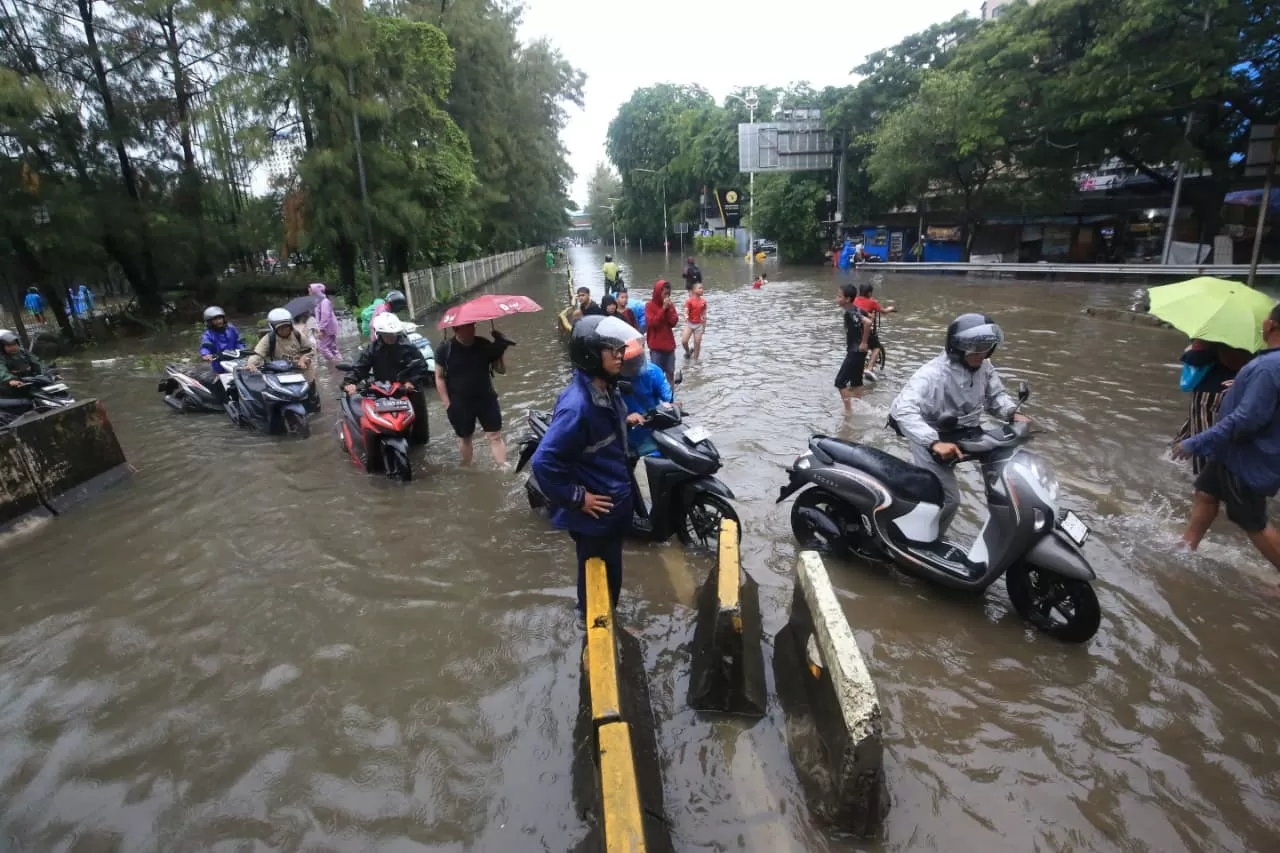 Banjir Genangi Jembatan...