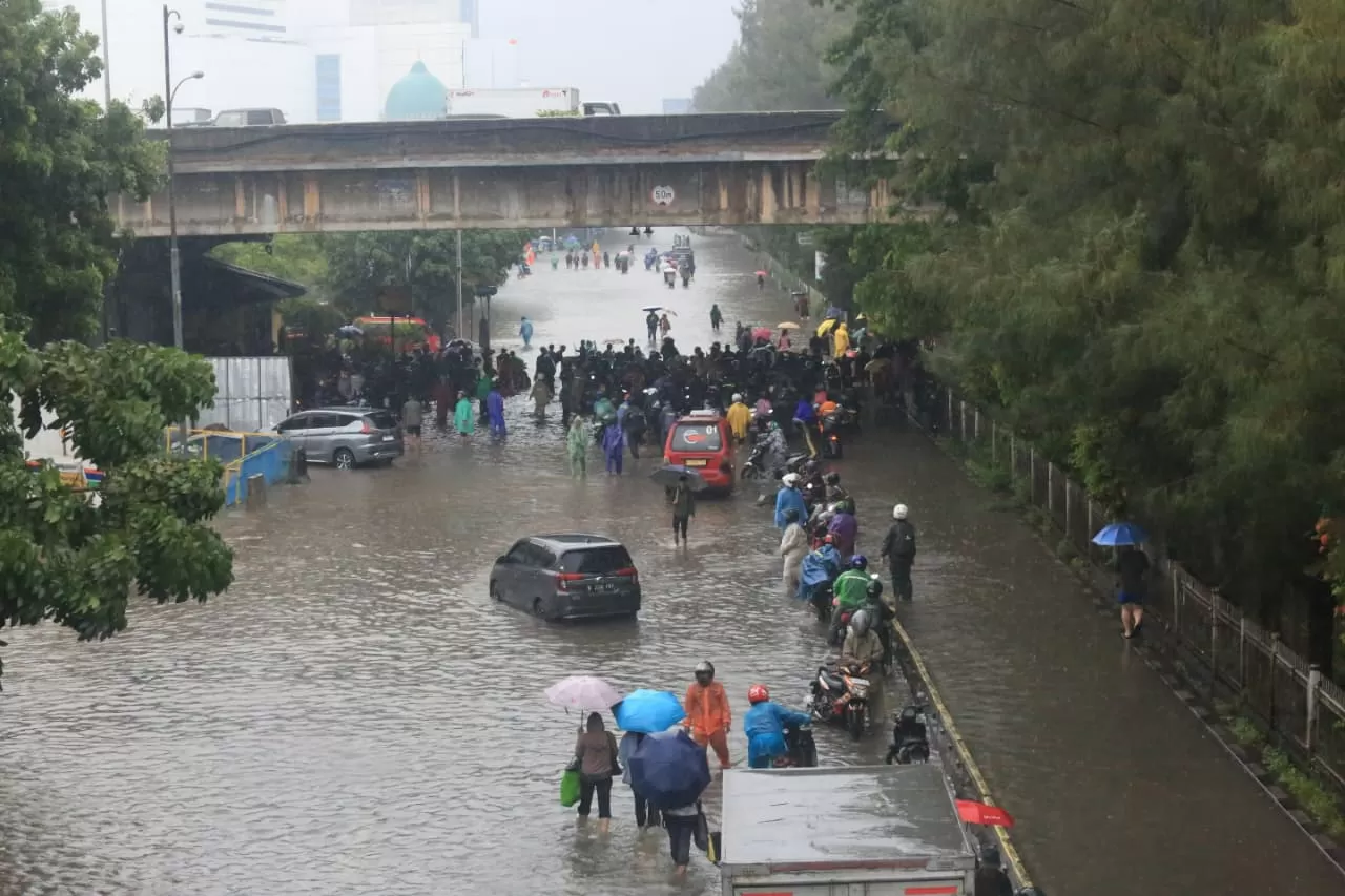 Banjir Genangi Jembatan...