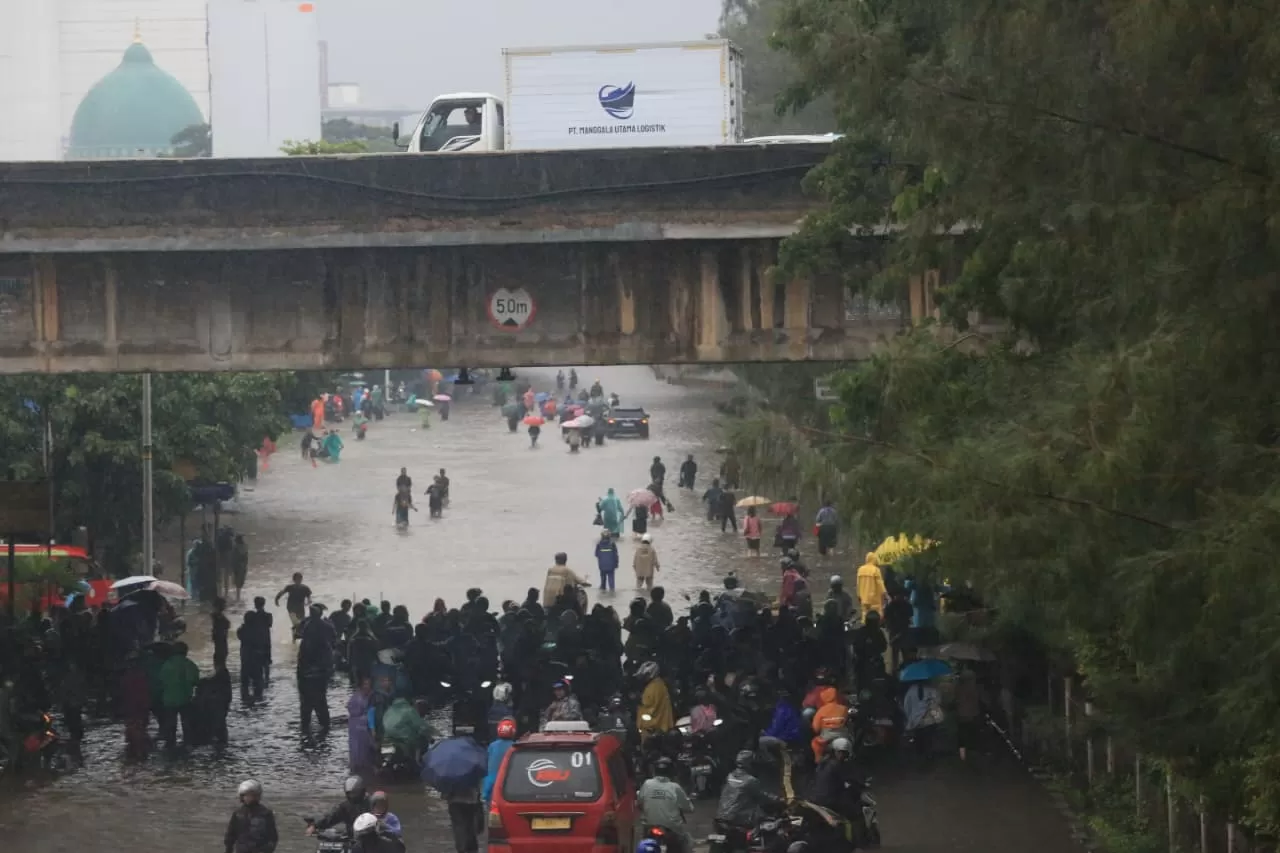 Banjir Genangi Jembatan...