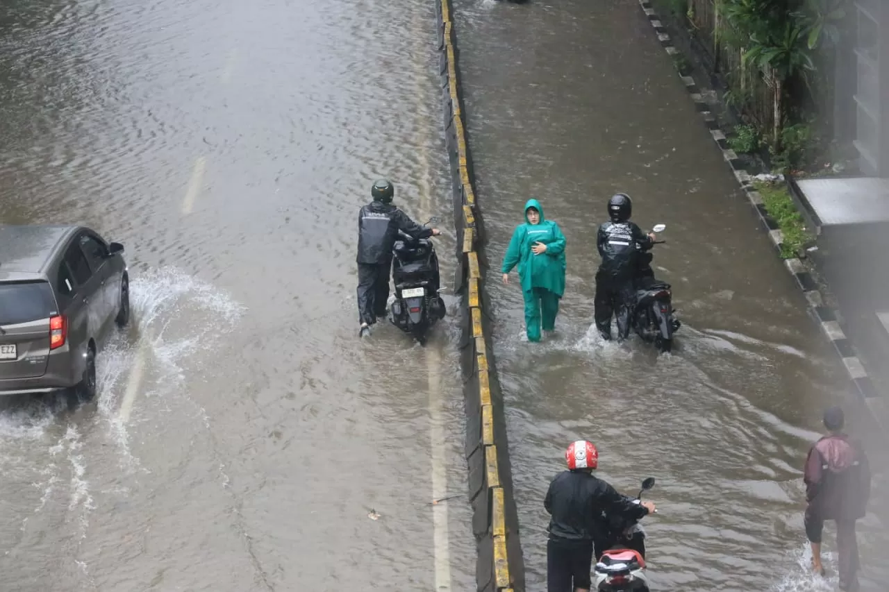 Banjir Genangi Jembatan...