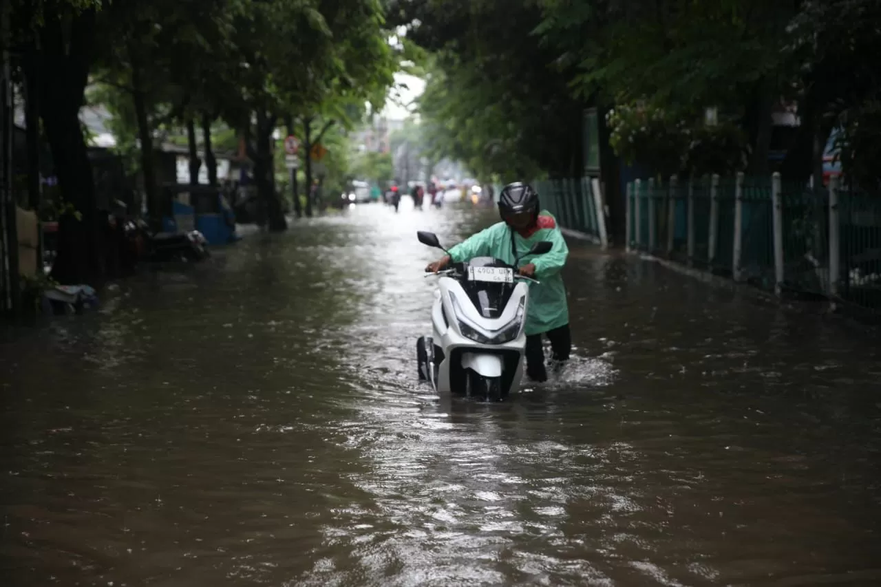 Banjir Lumpuhkan Kawasan...