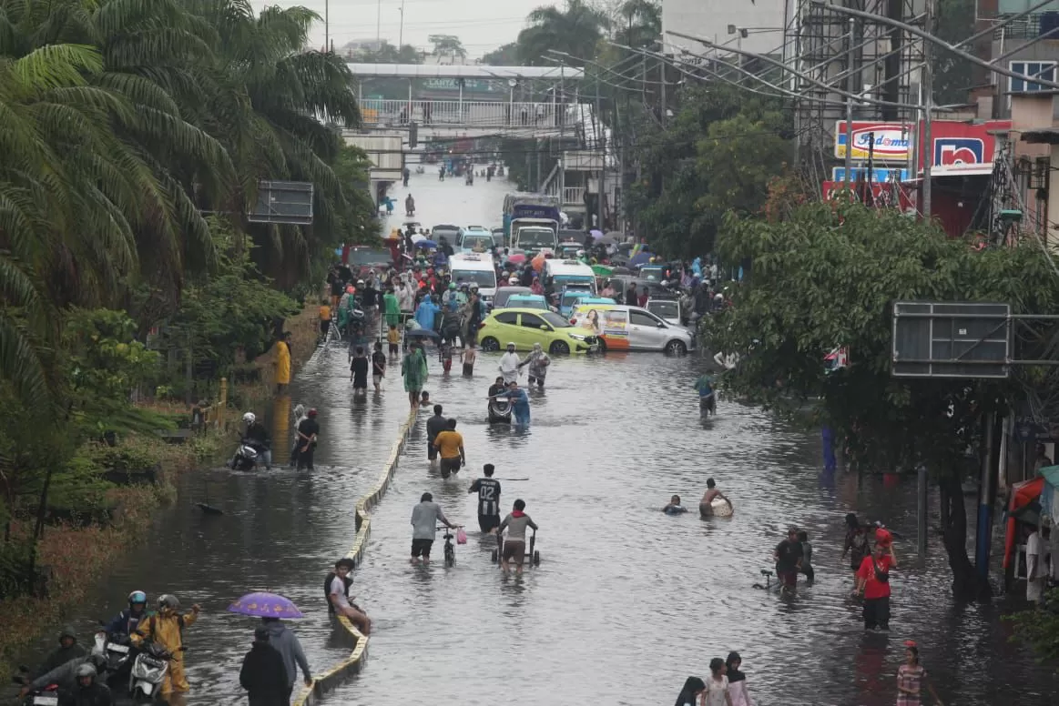 Banjir Lumpuhkan Kawasan...
