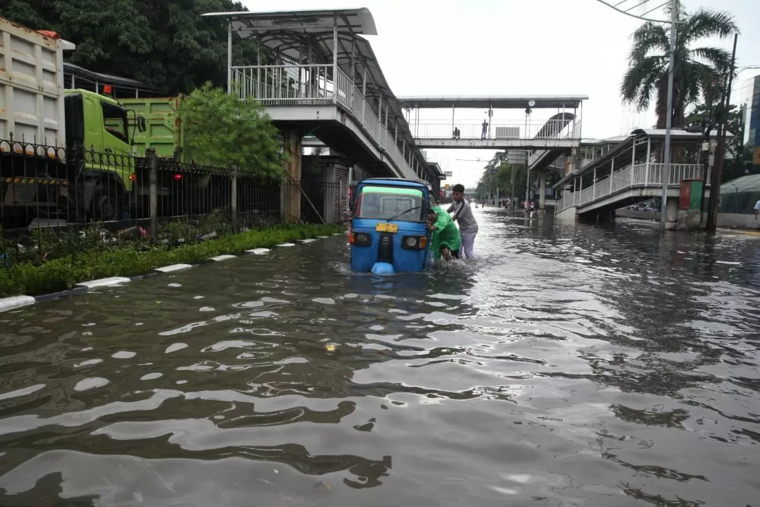 Banjir Lumpuhkan Kawasan...