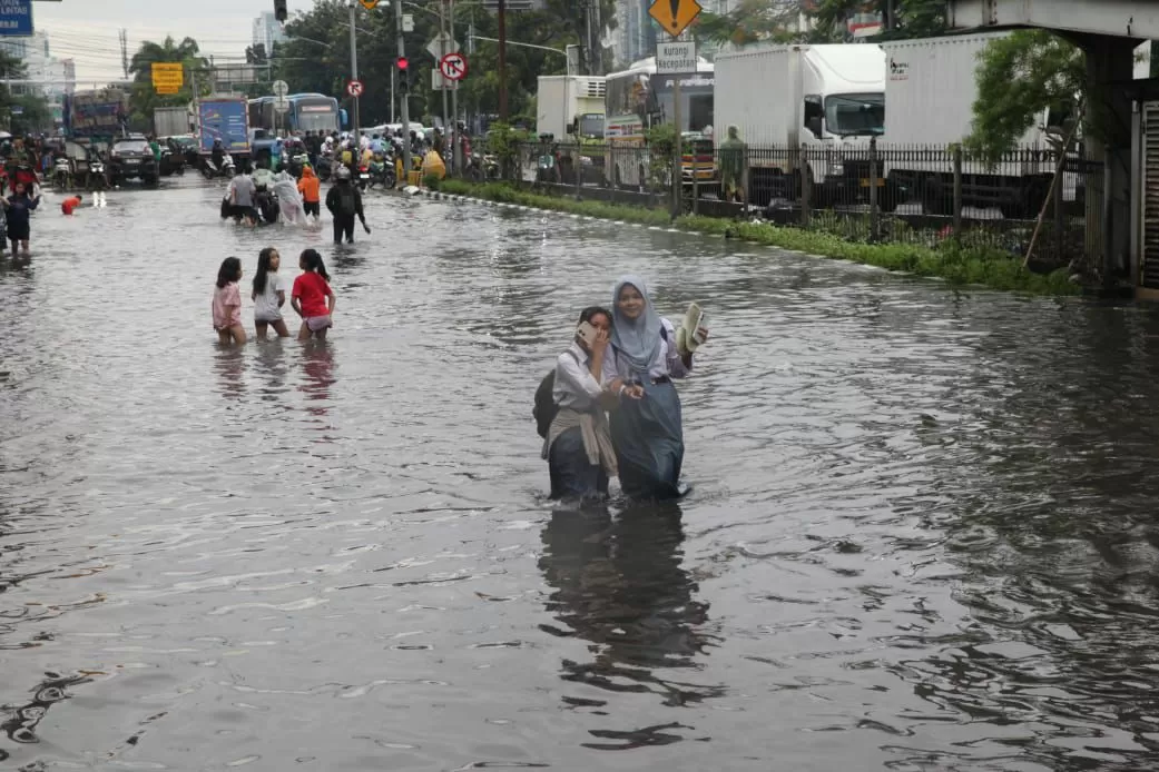 Banjir Lumpuhkan Kawasan...