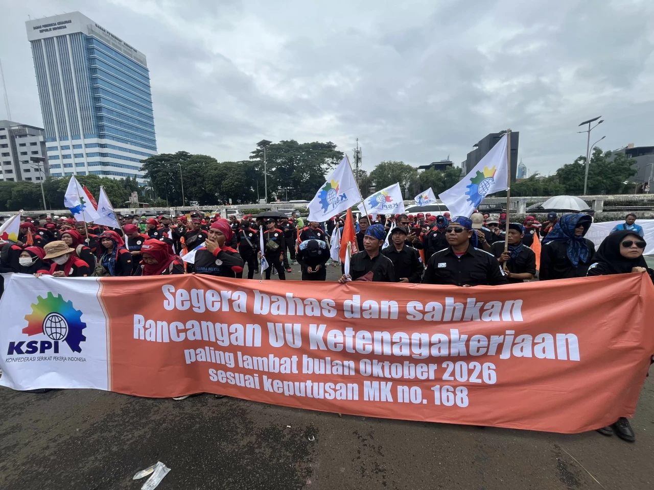 Aksi Buruh di Gedung...