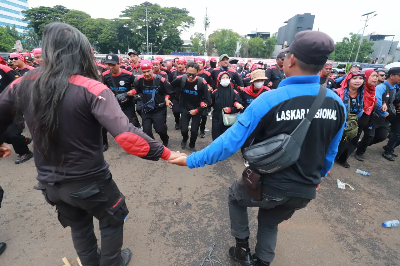 Aksi Buruh di Gedung...