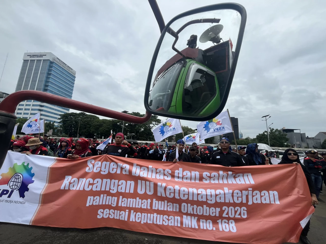 Aksi Buruh di Gedung...