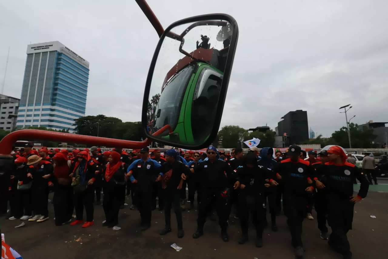 Aksi Buruh di Gedung...