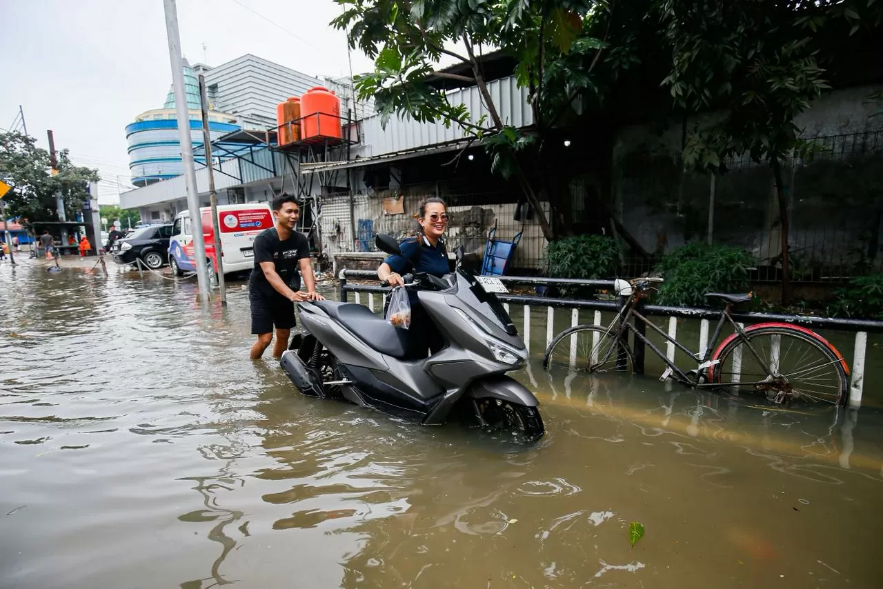 Banjir Rendam Jalan...