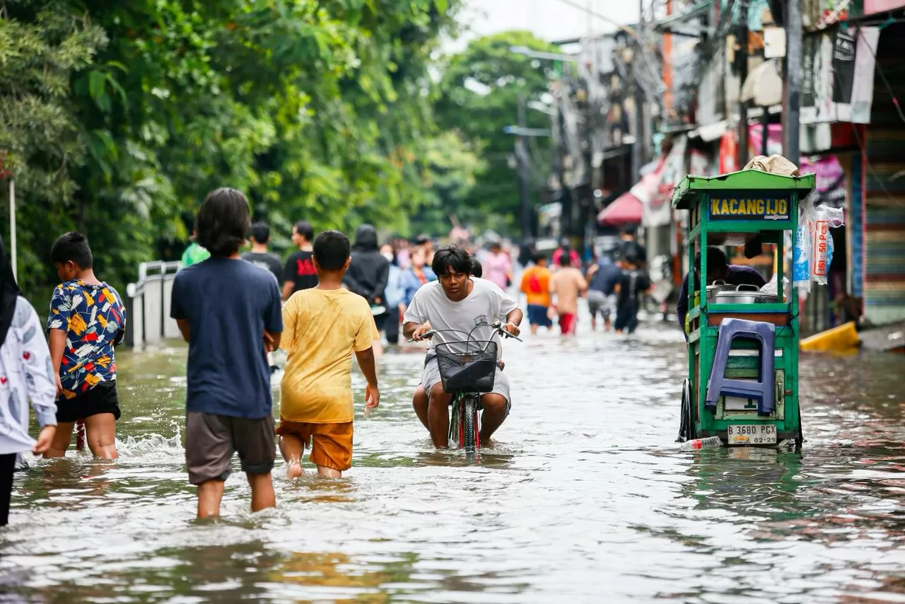 Banjir Rendam Jalan...