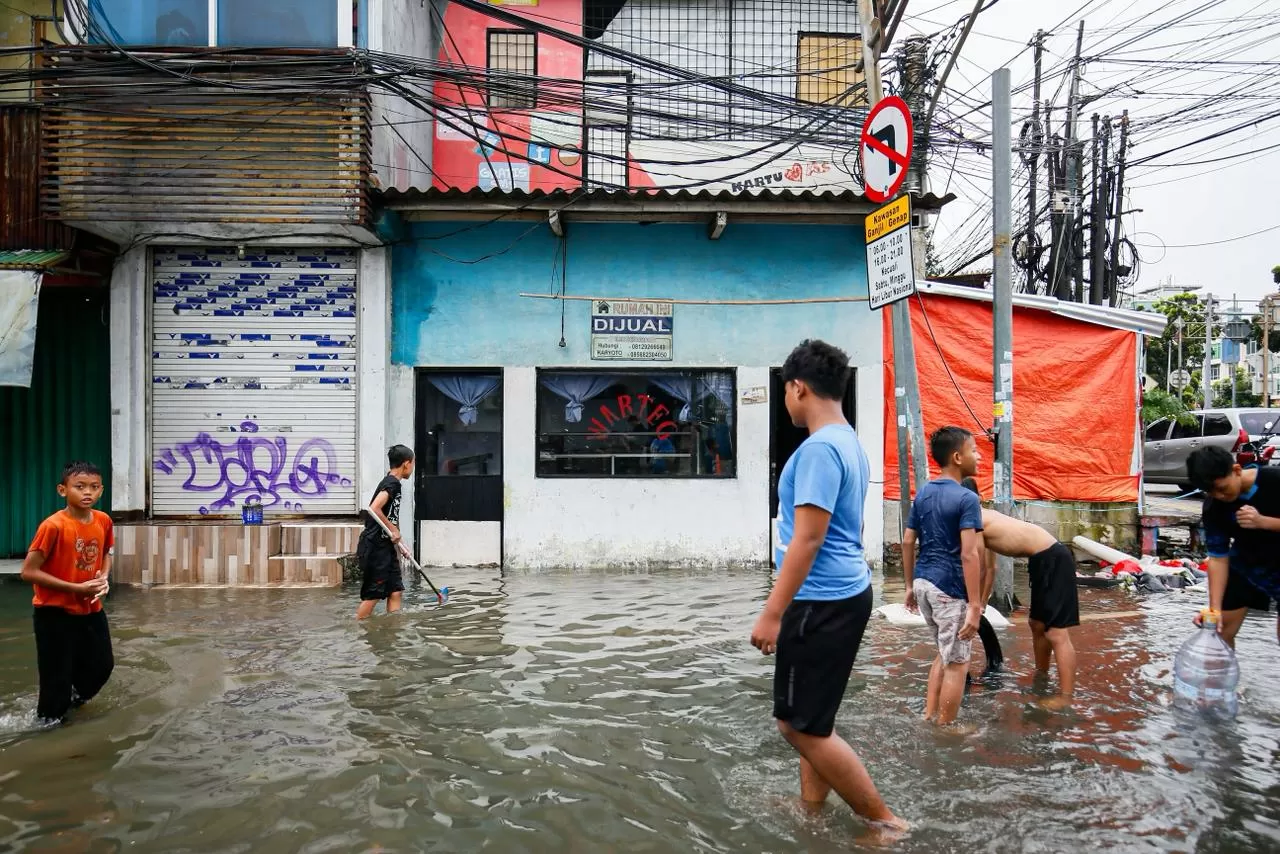 Banjir Rendam Jalan...