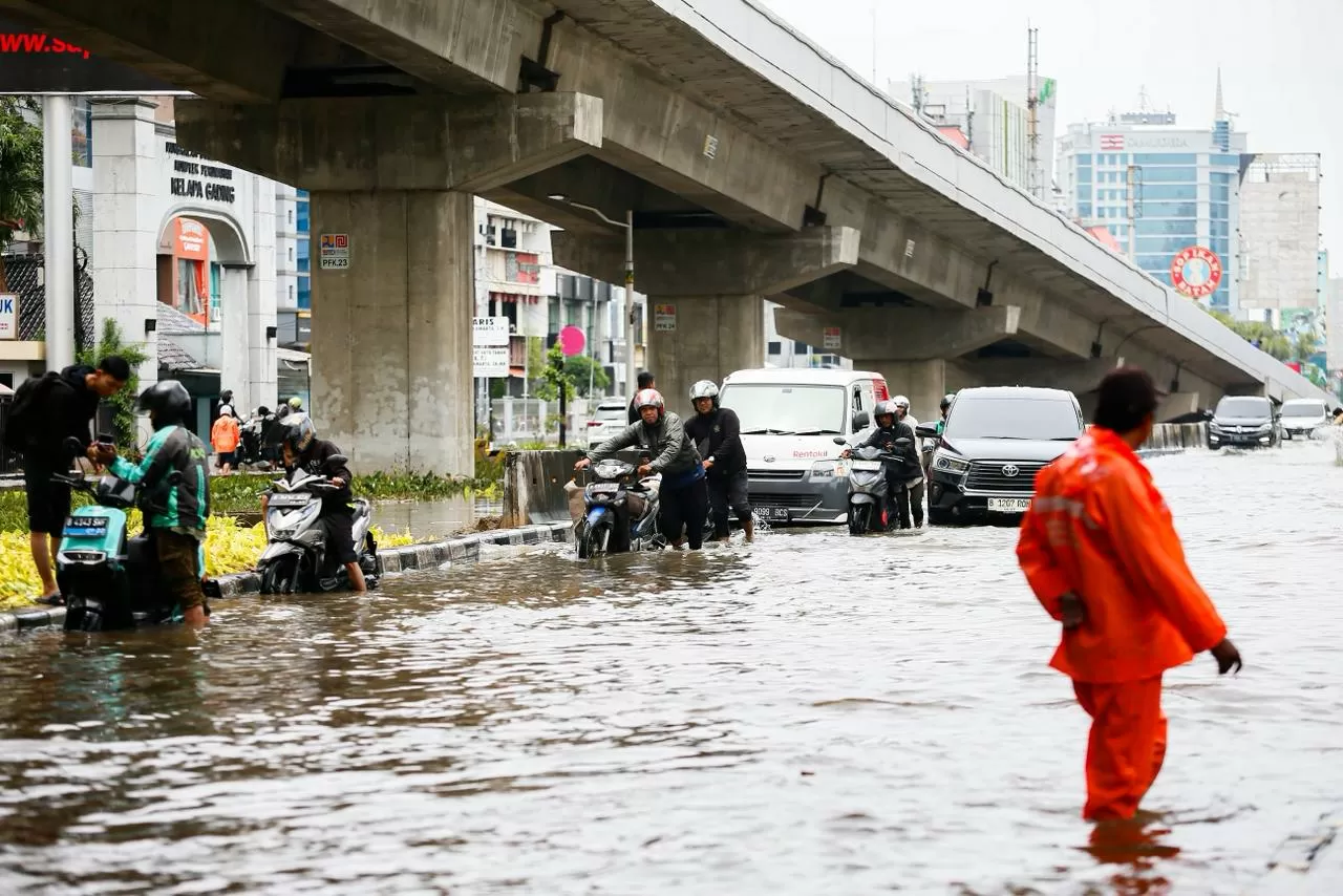 Hujan Deras Picu Banjir...