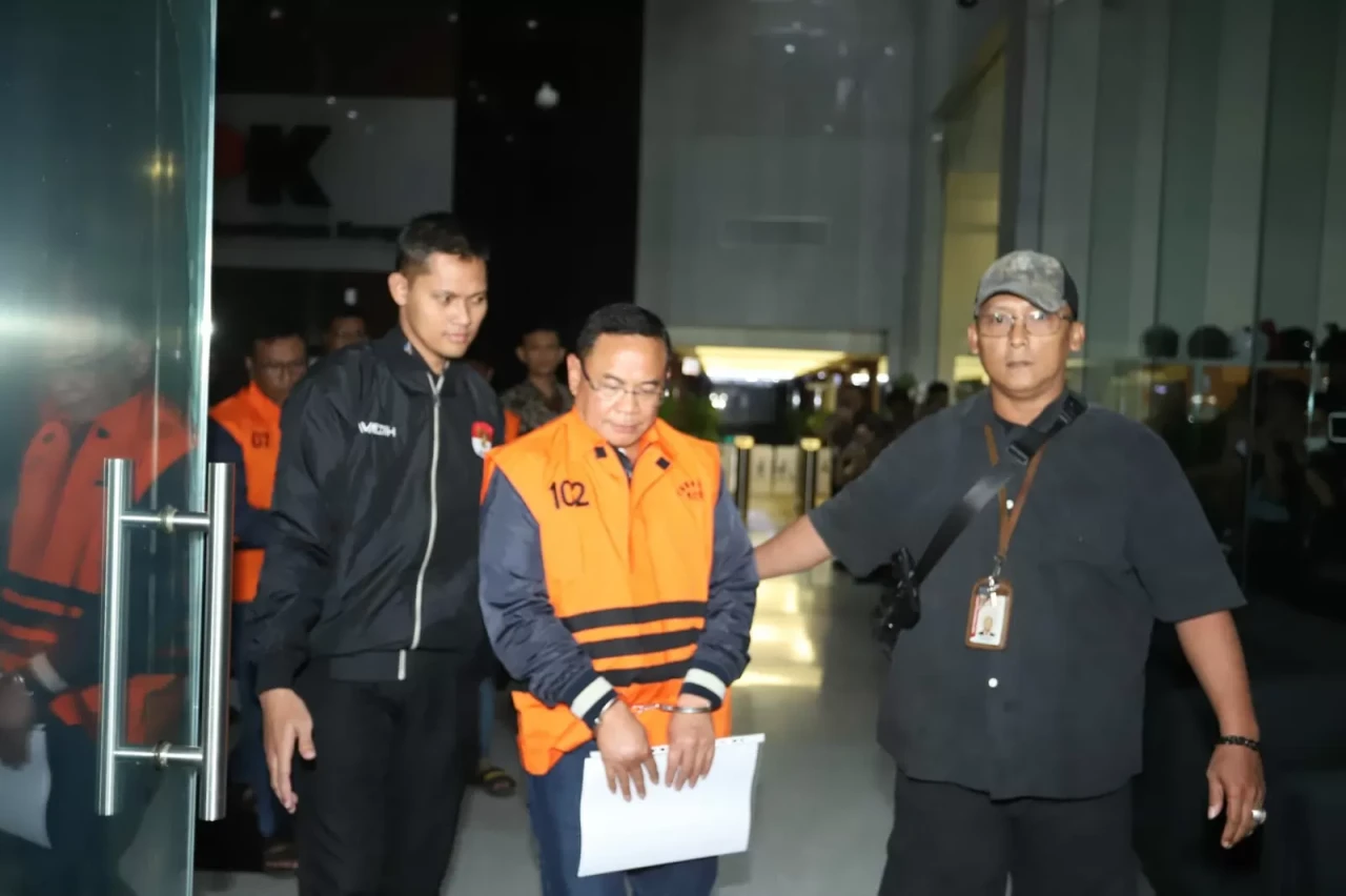 KPK Tahan Bupati Pati...