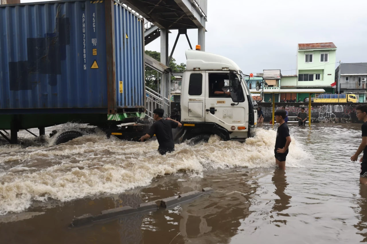 Truk Terobos Banjir...