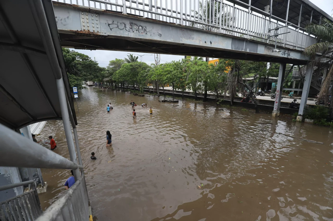 Truk Terobos Banjir...