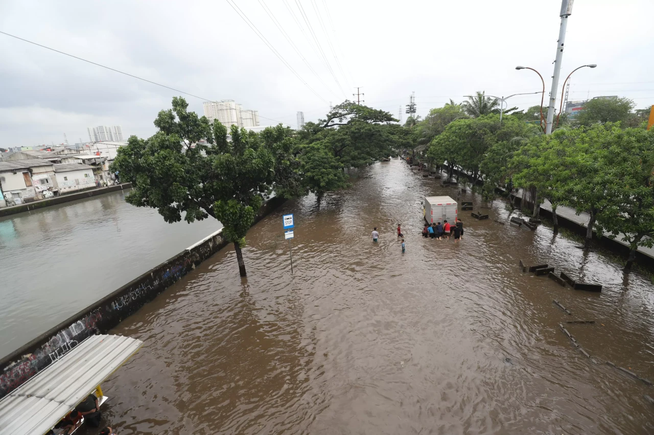 Truk Terobos Banjir...