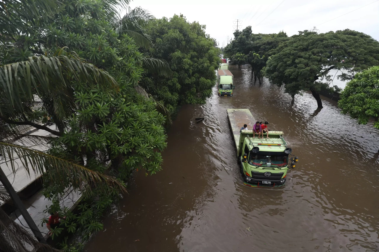 Truk Terobos Banjir...