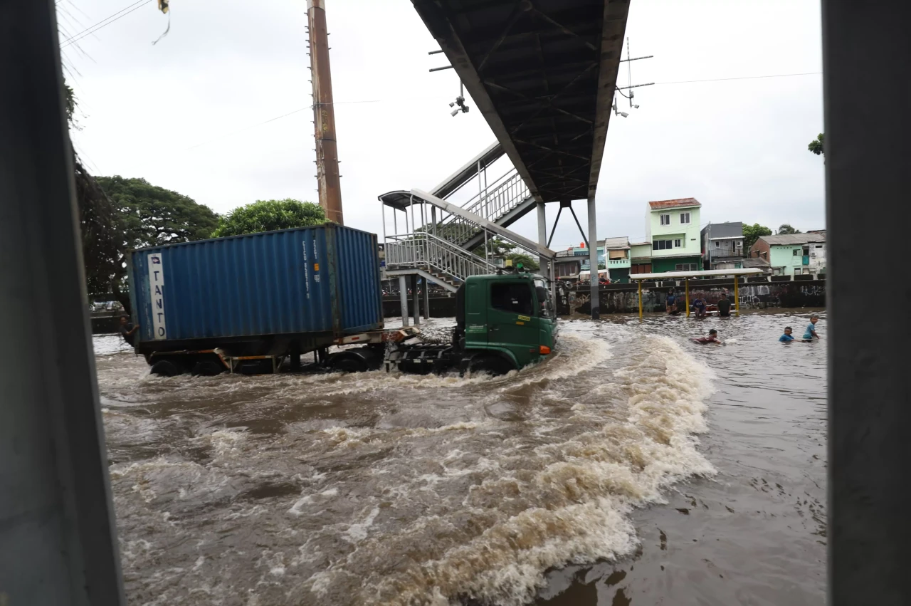 Truk Terobos Banjir...