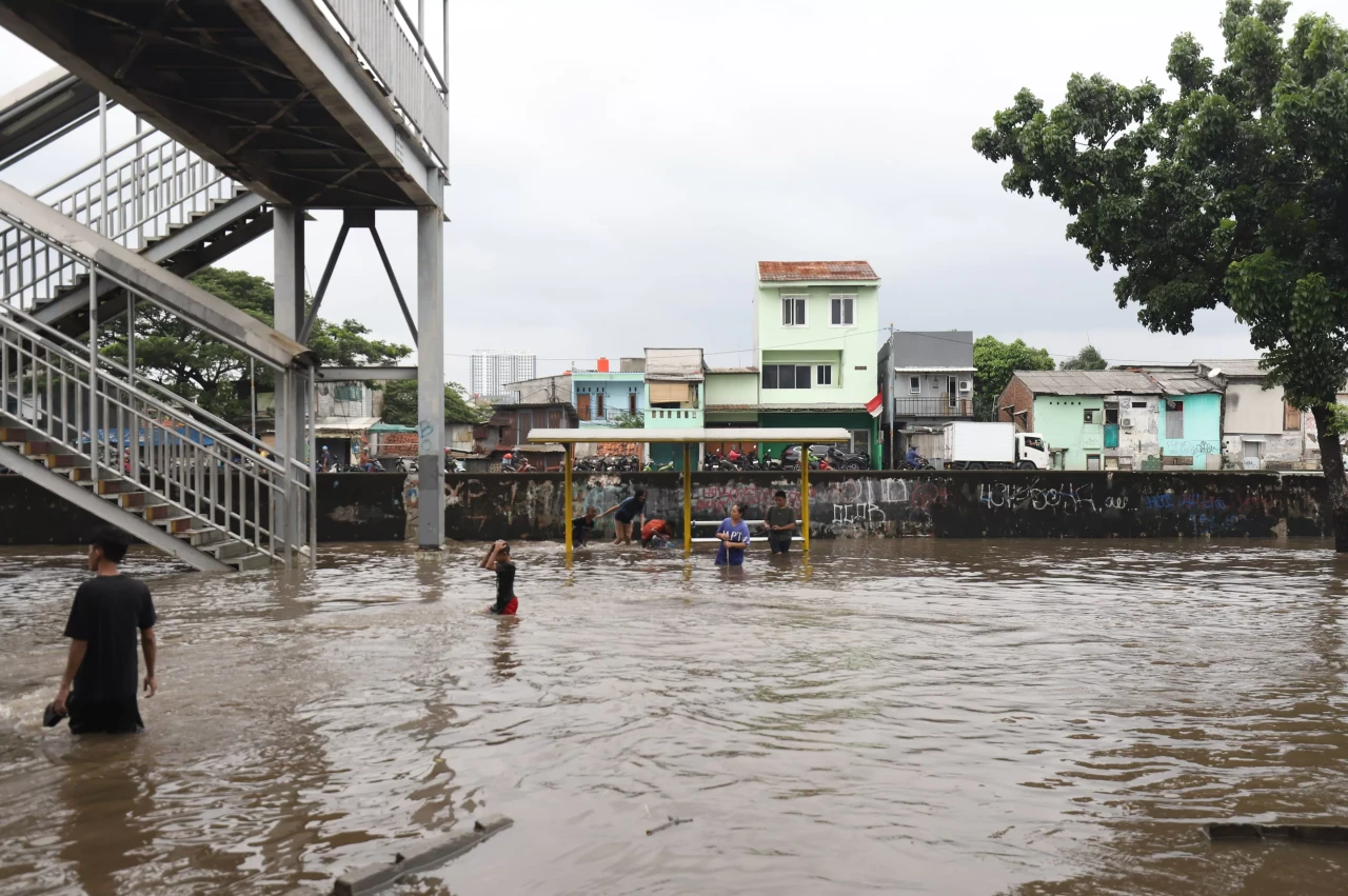 Truk Terobos Banjir...