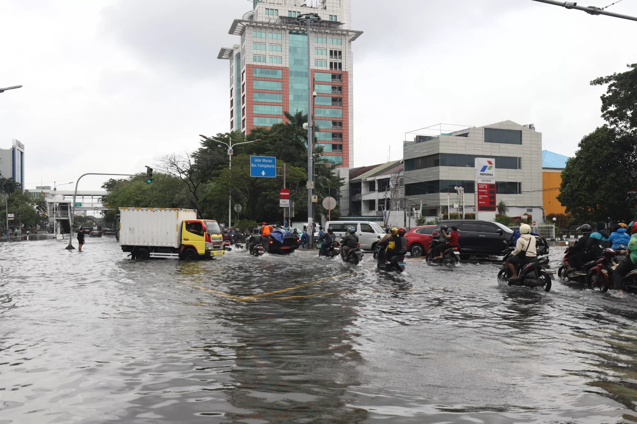 Luapan Sungai Angke...