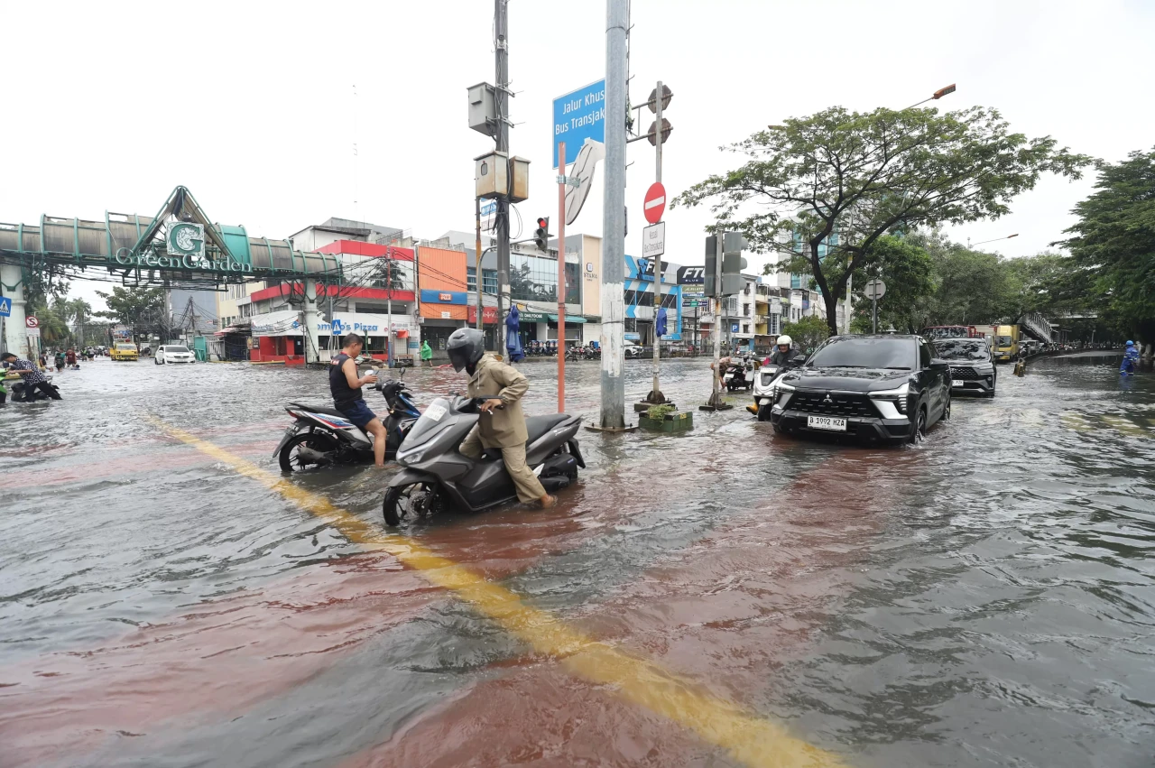 Luapan Sungai Angke...